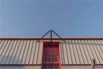 Uurides seisva õmbluse metalli katusesüsteemi vastupidavust